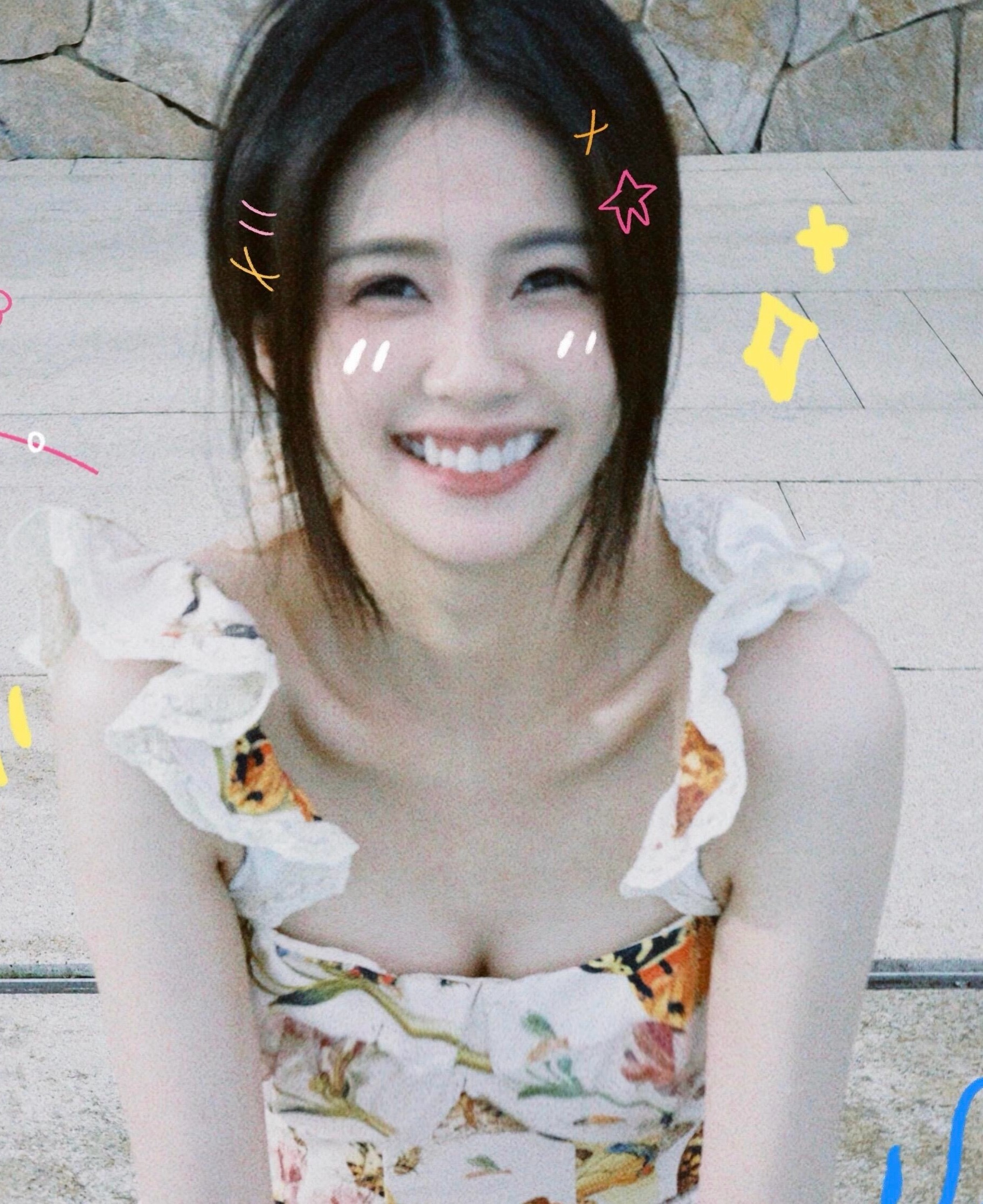 上面笑眯眯笑得好甜再往下看腿妈一点也不见外