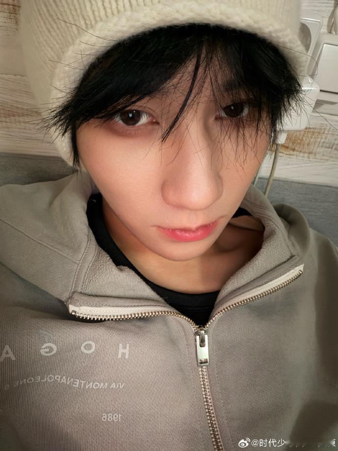 张真源的晚安自拍  看到张真源的晚安自拍的时候，真的是好帅，俯拍的角度都能够这么