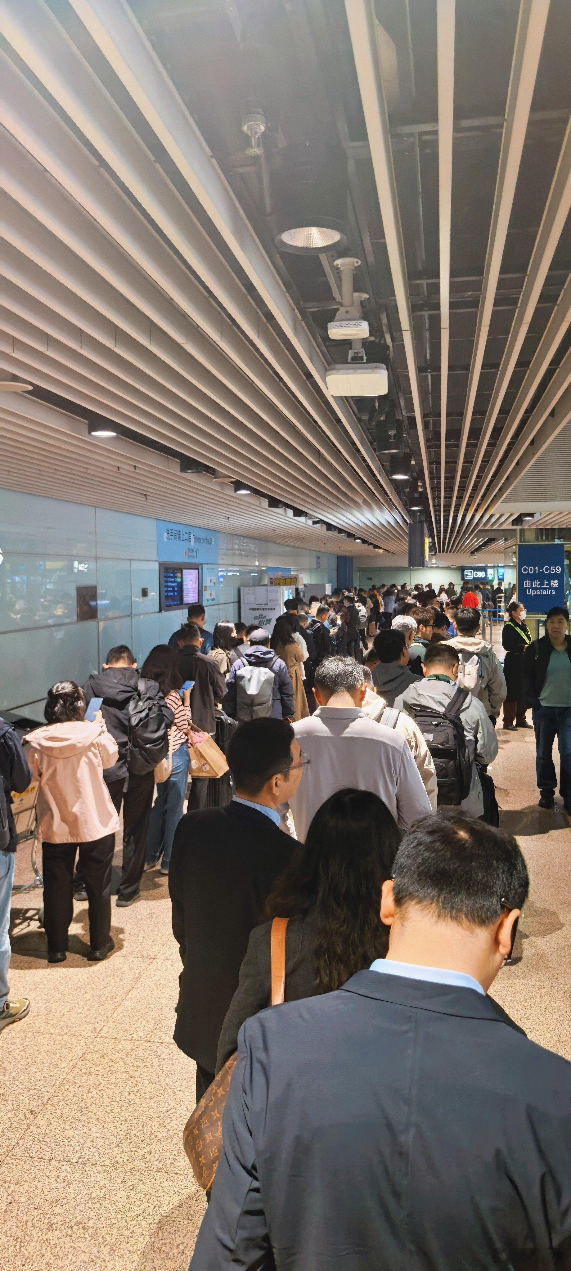 左边经济舱，右边公务舱和金卡，一样长的队伍。首都机场的国航金卡到底多不值钱，这一