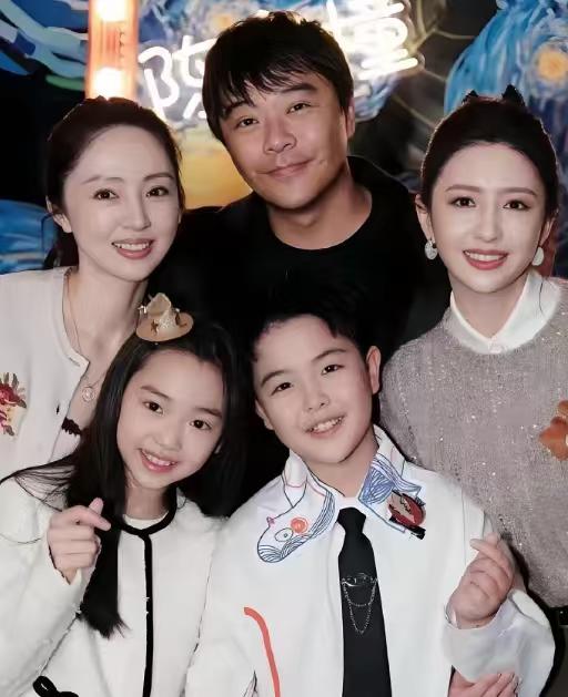 佟丽娅陈思诚儿子，至今不知父母离婚，原因有二！
9月15日，佟丽娅在访谈中透露，
