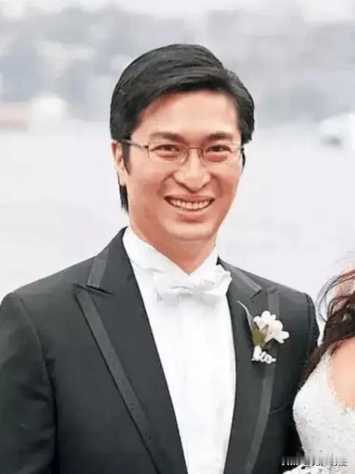 李家诚父子这款鼻子，有人说是富贵的象征，可我看着好难受啊。鼻头太尖了，大笑的时候