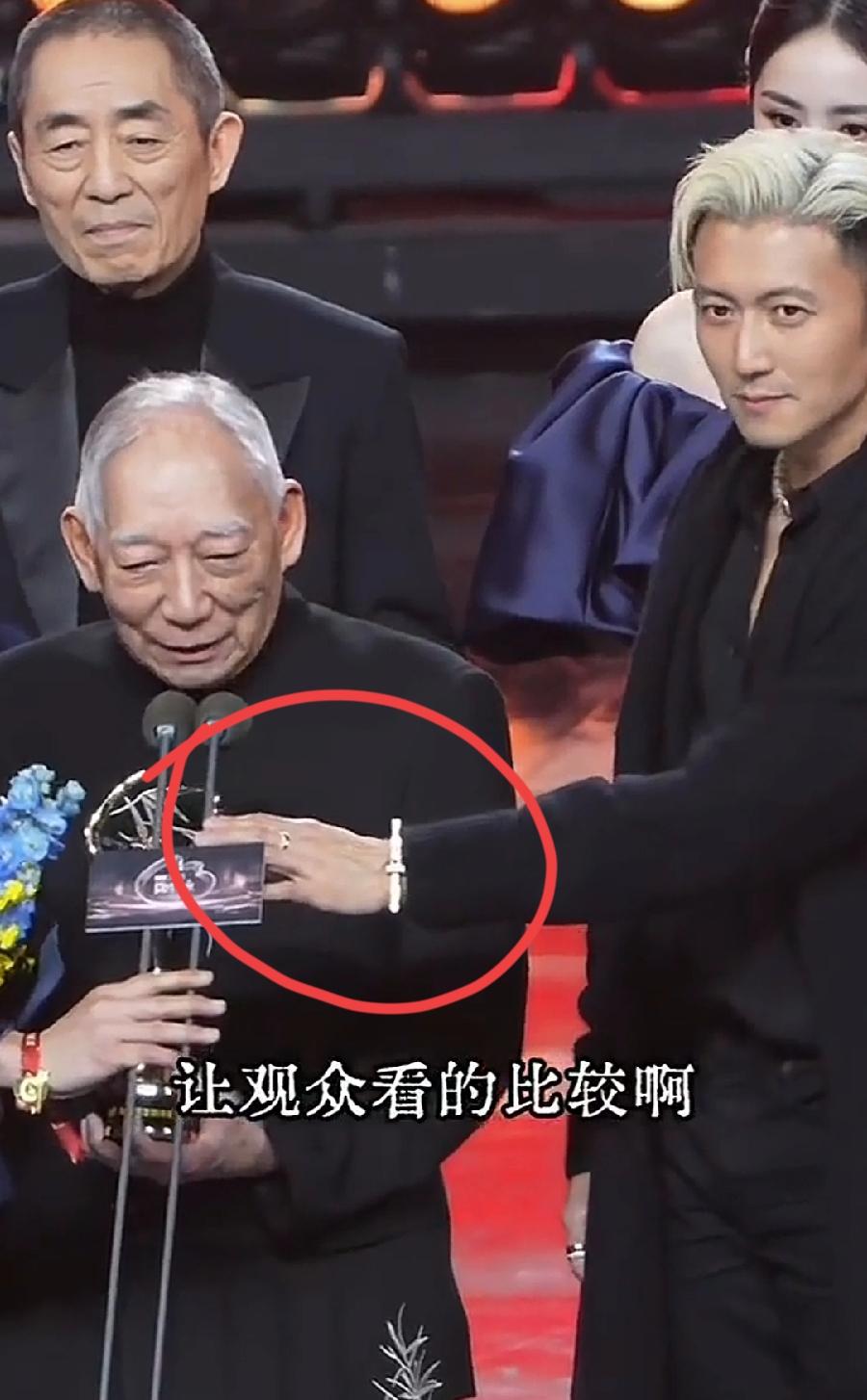 谢霆锋给袁和平扶话筒，做人有点假！话筒就在嘴前，不高也不低，用着扶吗？而且主持人