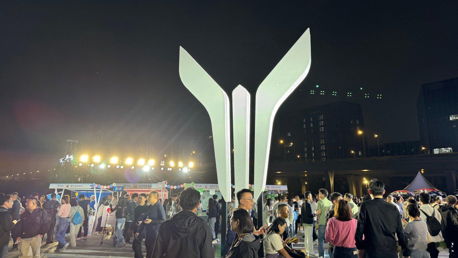 呃🤦一个新车发布会，我和顶灯一边儿高…这次没堵门进，直接坐屋顶儿了，我看这回谁