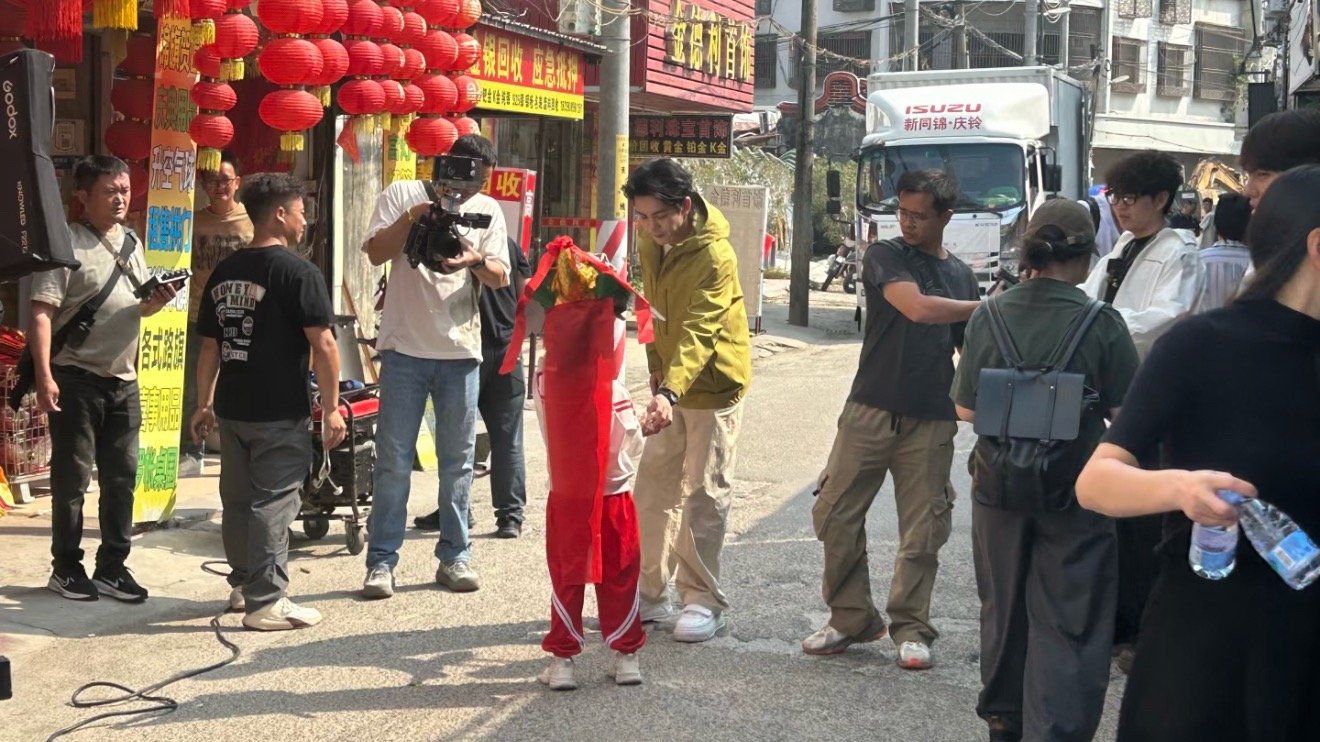 偶遇曾舜晞拍摄家乡宣传片还得是曾舜晞呀！只要一有空档就想着为家乡出力，曾舜晞真的