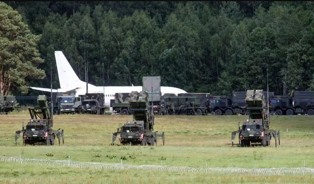 美国打算捐献给乌克兰的5套爱国者导弹系统，这时候瑞士为他进行了买单。本来这5套系