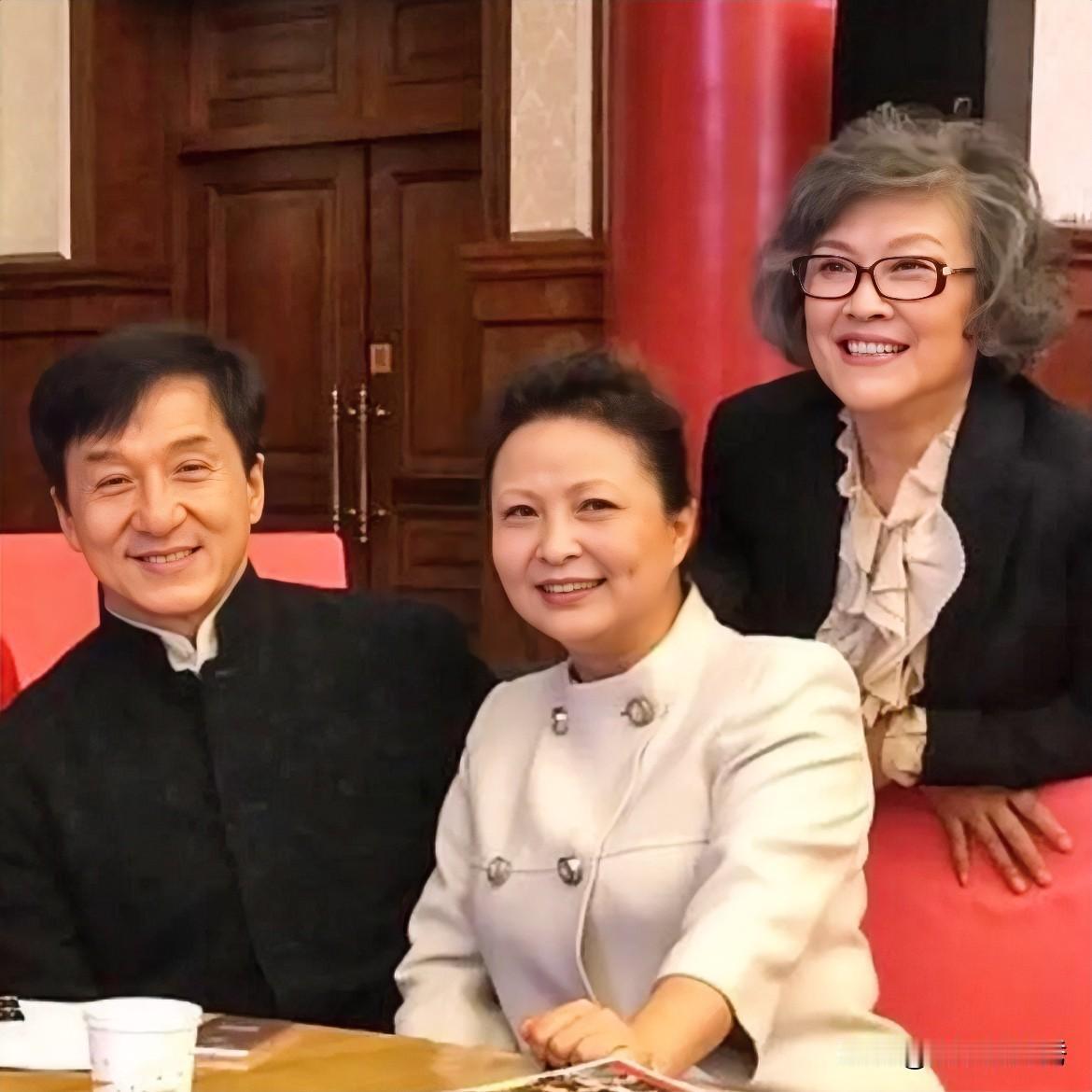 成龙和宋春丽在80年代都没有她“火”，她当时是“国民女神”！

她穿着白色风衣，