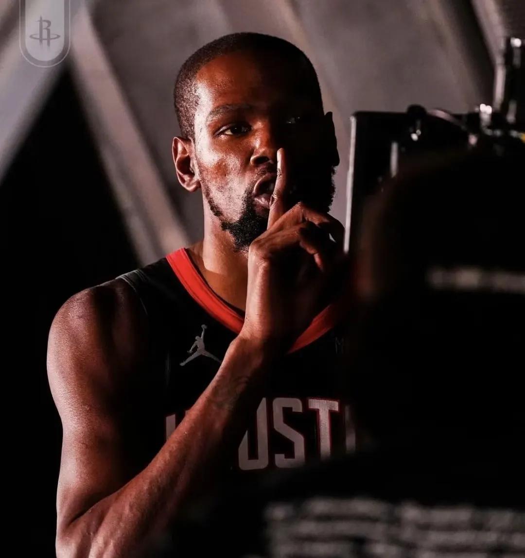 杜兰特大幅度降薪，这是终老火箭的打算!

杜兰特加盟火箭提前续约2年9000万的