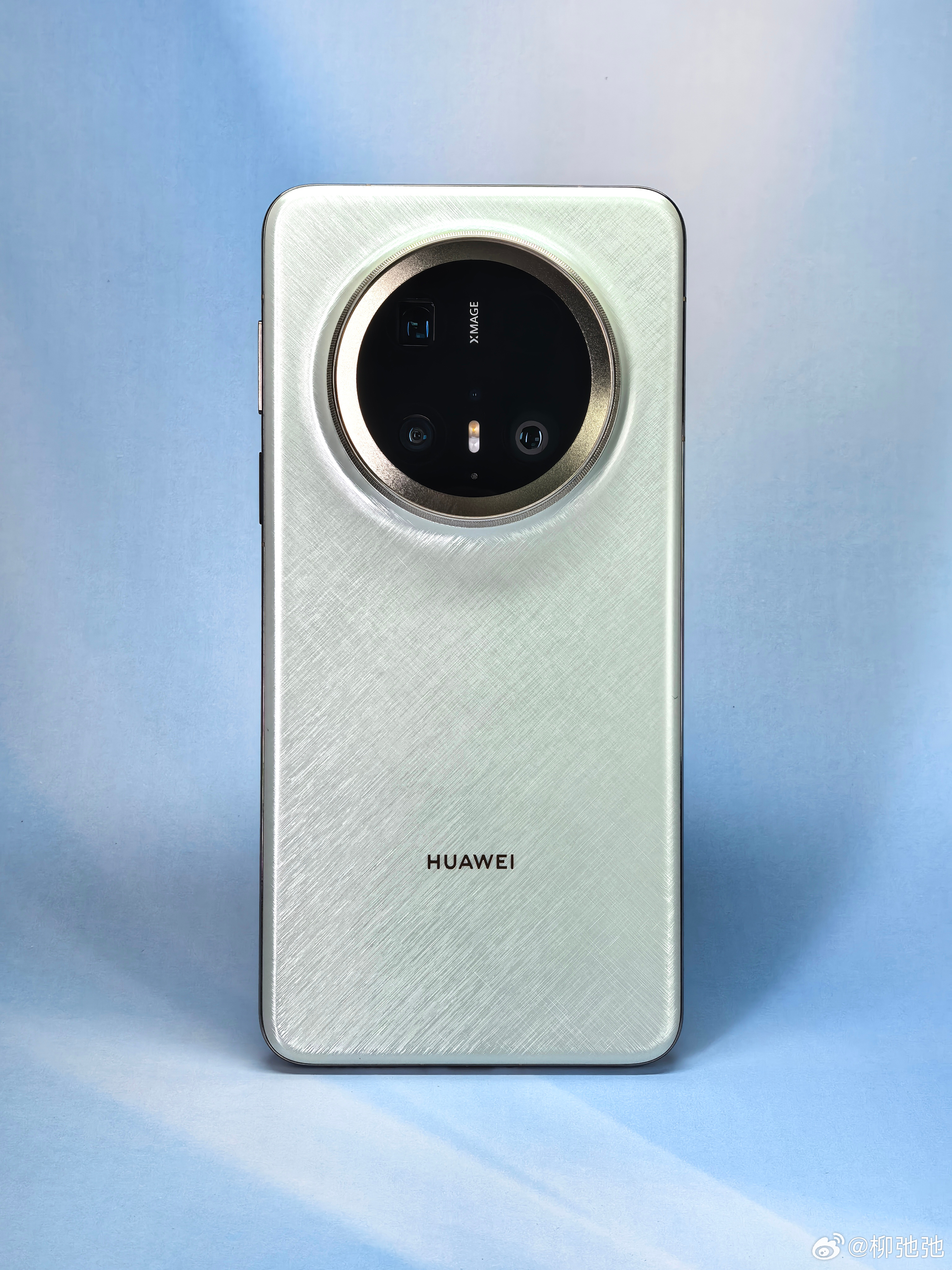 上手Mate70 Pro+，整机质感真的很高级，钛合金摸起来冷冷的挺有分量。拍照