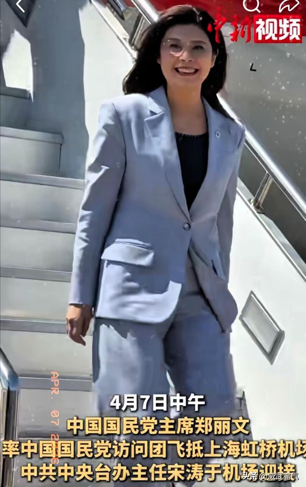 最近郑丽文来大陆访问的事，网上讨论得挺热闹。有人盯着接机现场问：“怎么没铺红地毯