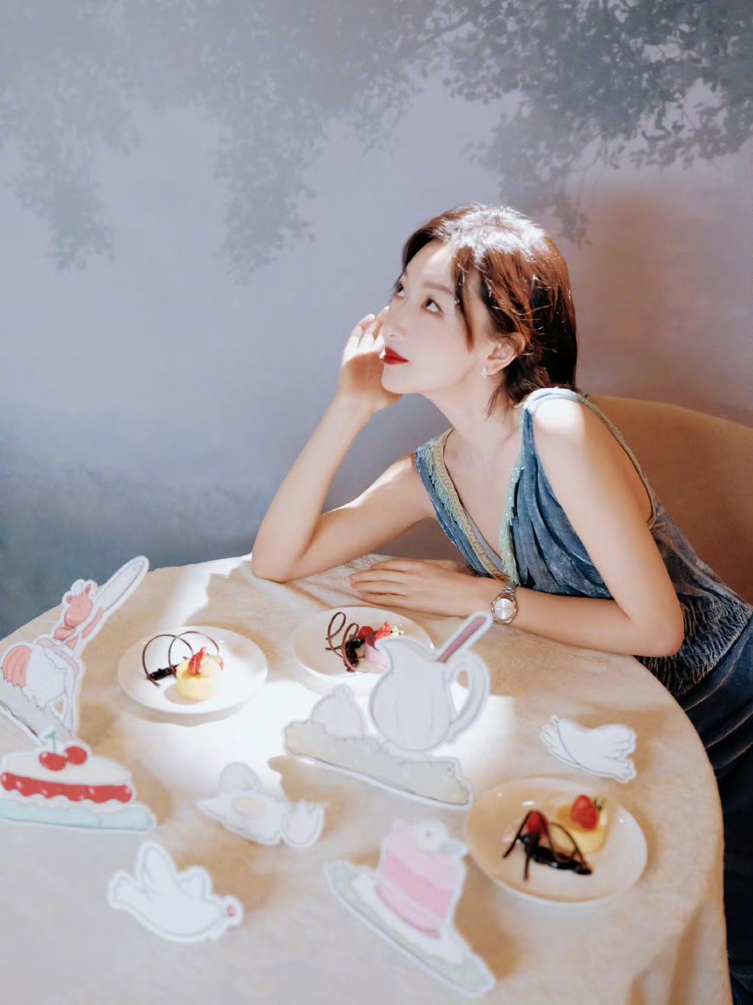 周冬雨穿自己淘的裙子走红毯    周冬雨把自己淘的裙子穿上红毯，这份随性太圈粉了