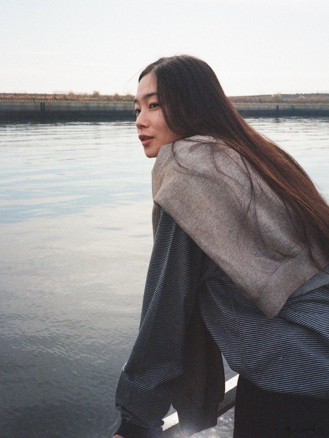 Beheavyer 2026 S/S Lookbook 不刻意追赶节奏，在河畔的