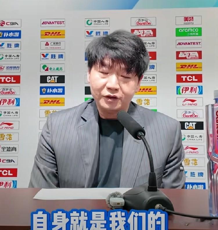 山东球迷高喊邱彪下课！倘若成真，新任主教练合适人选有以下四人。
1、丁伟
前山东