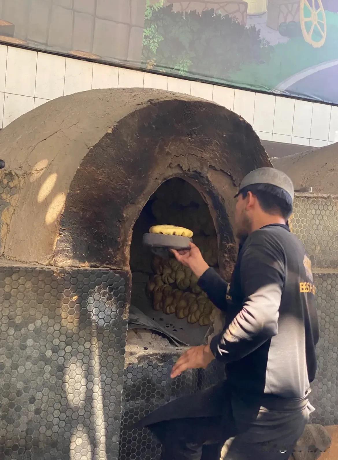 在乌兹别克斯坦享受美食每一刻都是美妙的，说实话论抓饭还是中亚的乌兹别克斯坦抓饭最