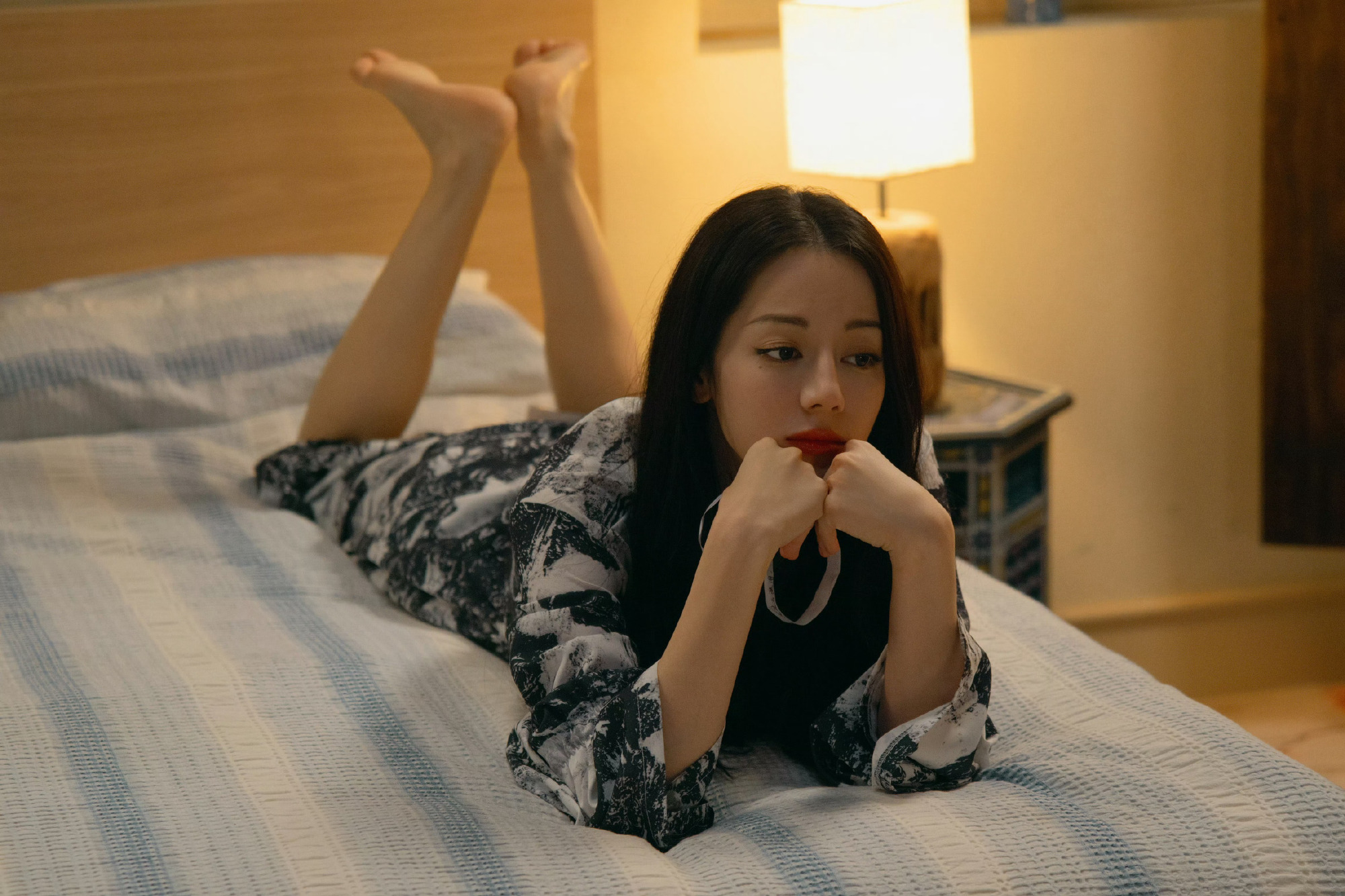 迪丽热巴笑得是真开心 当然是美美的热巴，美美的聂九罗啦~迪丽热巴