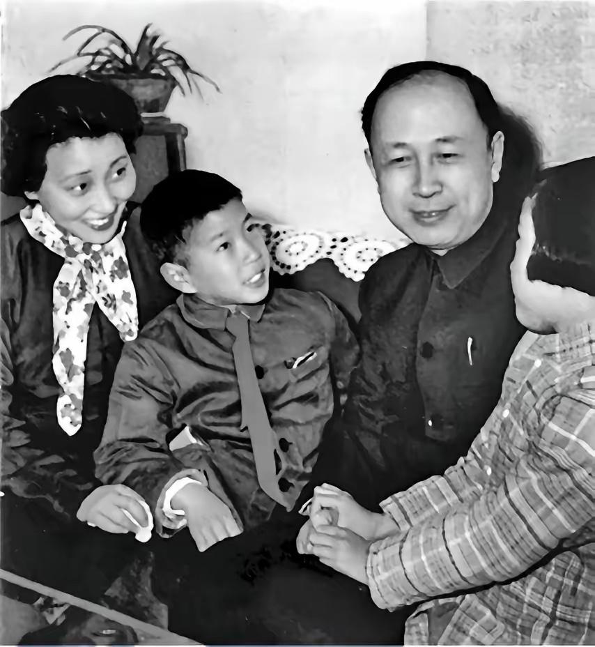 1955年11月，钱学森一家在中关村14号楼201室安家，五居室、带三角钢琴，其