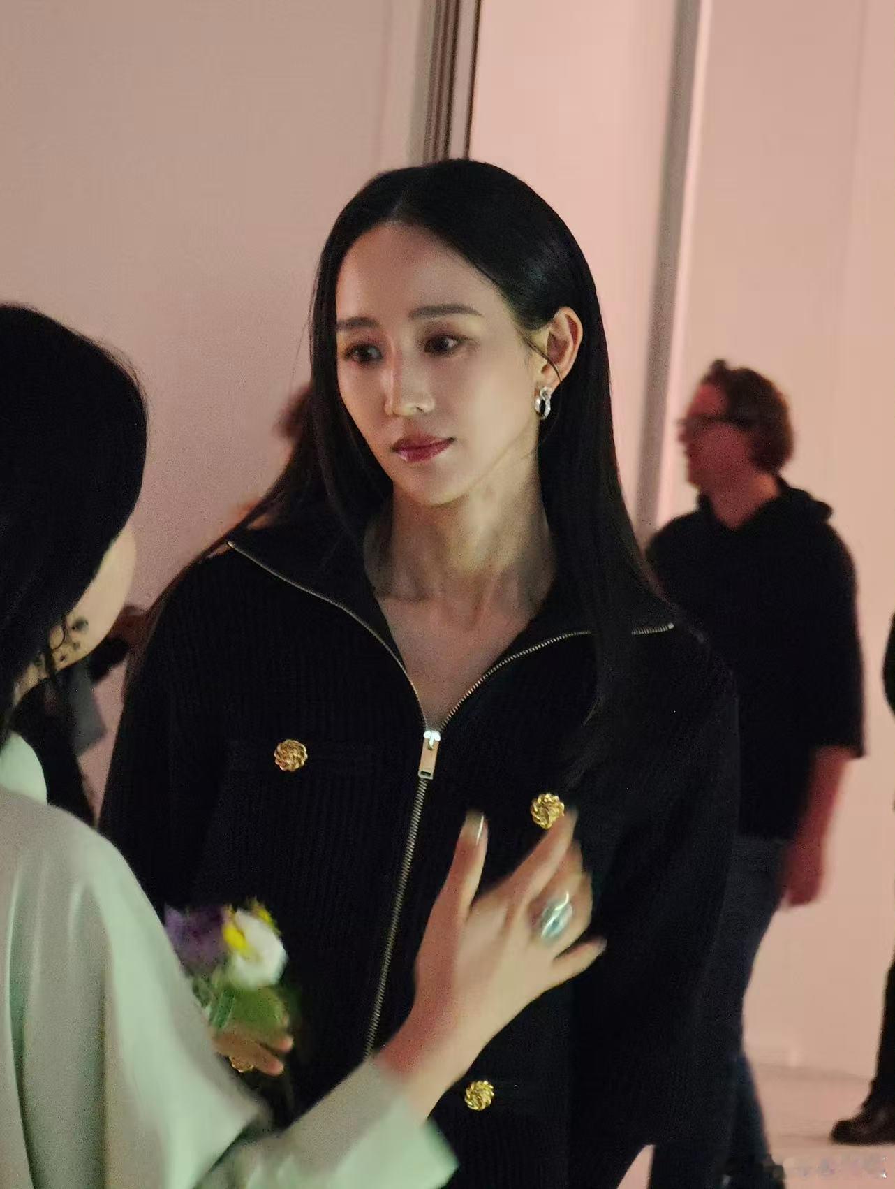 张钧甯镜头拍不出来的美温柔又干练的独特气质，相机很难全部记录 ​​​