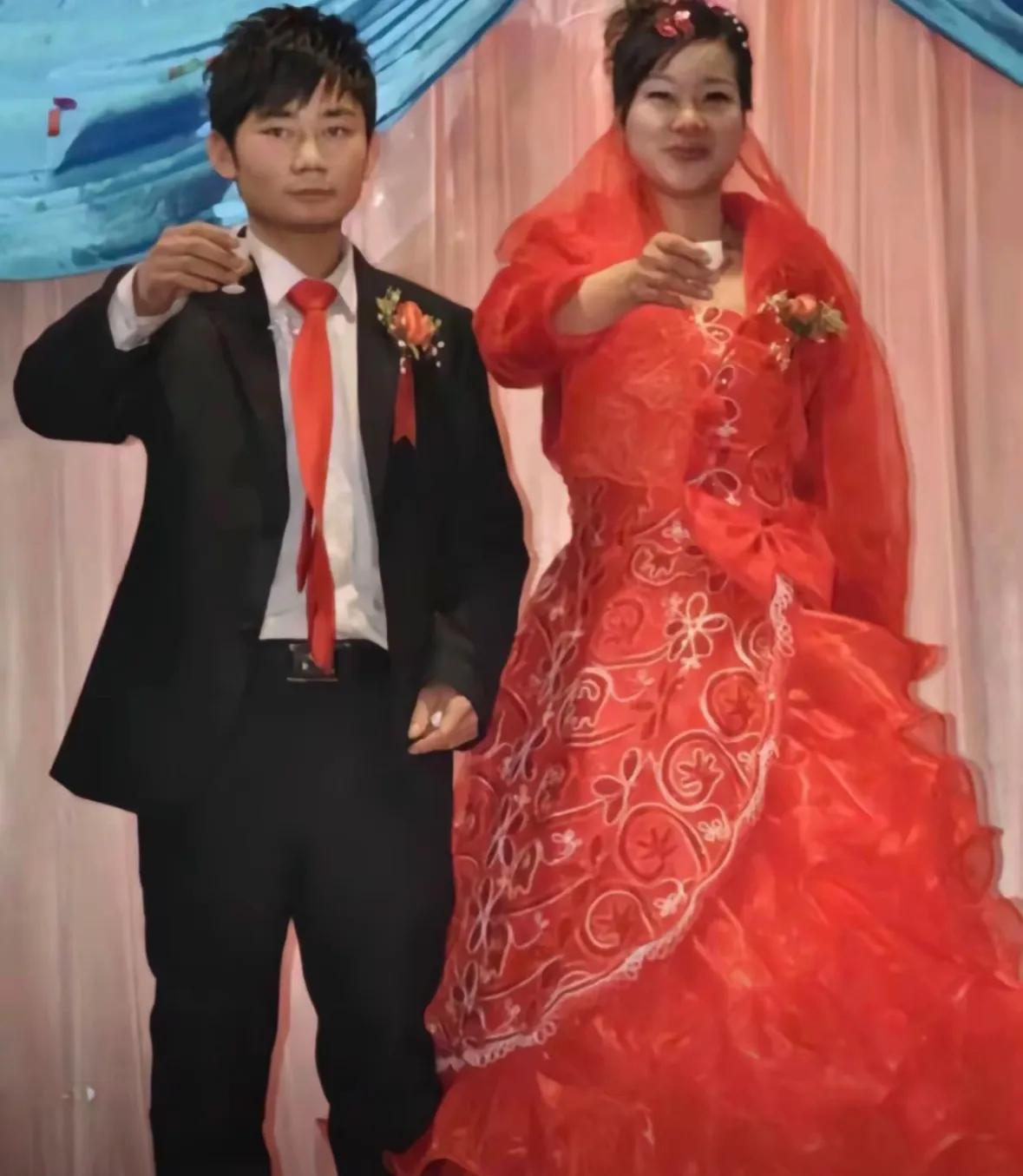 张雪的老婆，16岁就跟着他了，任劳任怨，方得始终。贤惠的媳妇！嫁对了人！自己的任