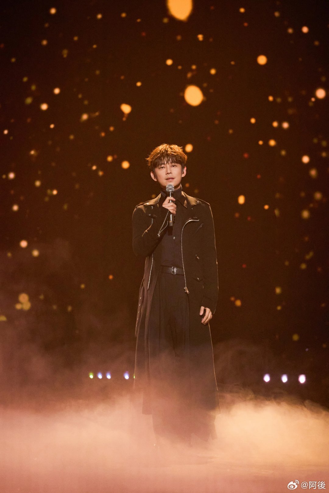 何炅从42岁拍到52岁何老师你拍到82岁我们也会去看的不管几十二岁都要注意身体，