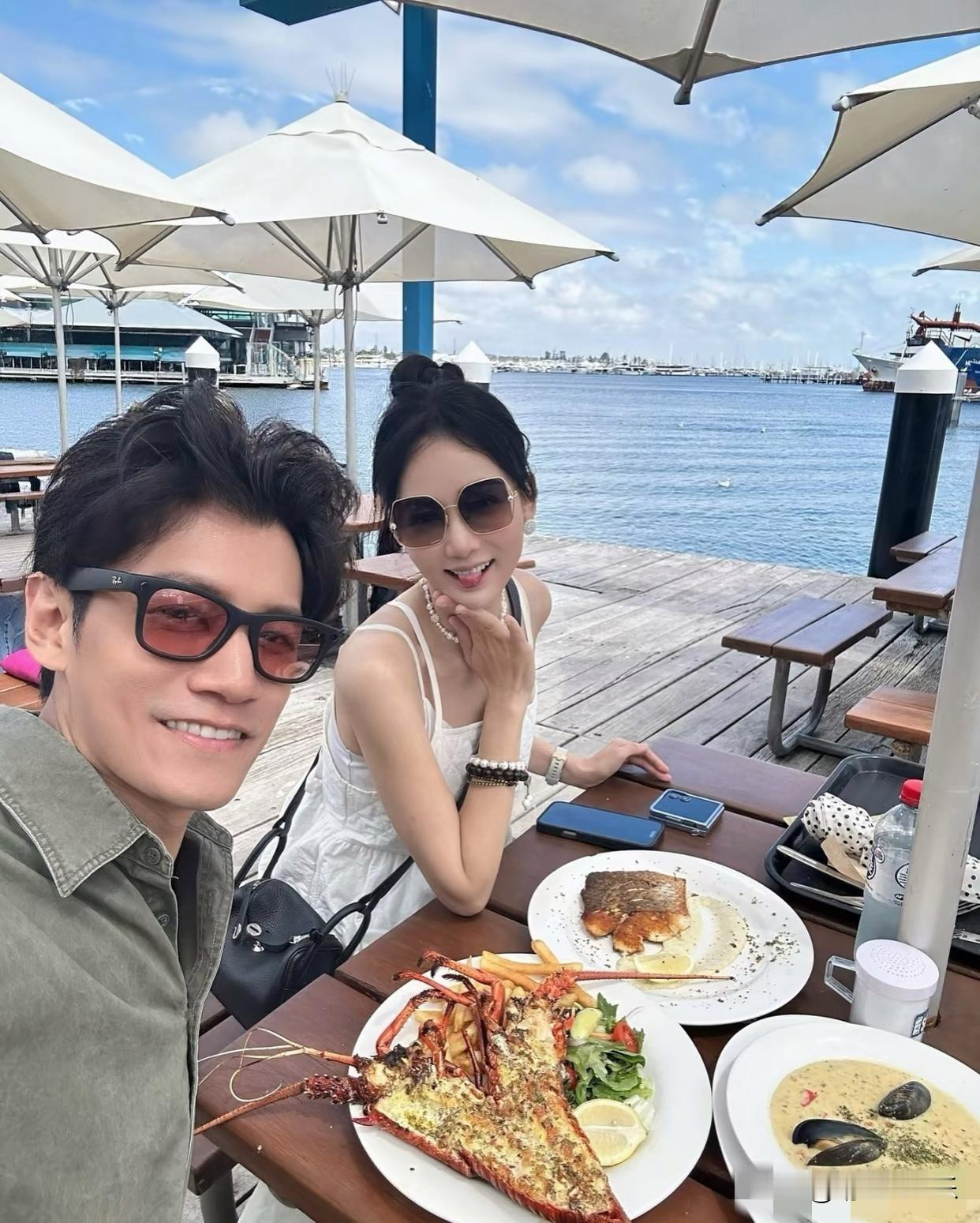 难怪富豪老公爱她如命，
明明已经47岁了，状态还宛如少女，
举手投足间尽显年轻女