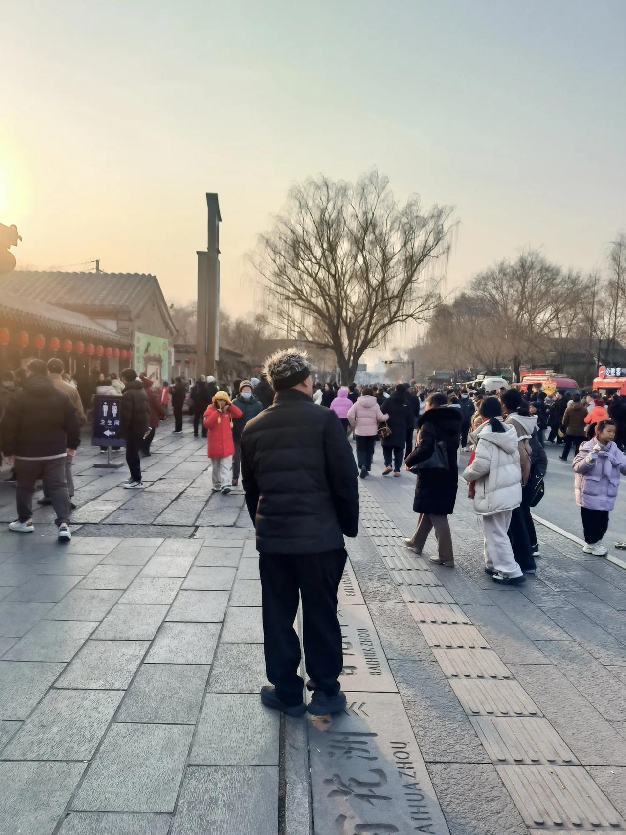 泉城济南的芙蓉街和大明湖畔人来人往，节日气氛浓厚，各种小吃应有尽有，夏雨荷前直播