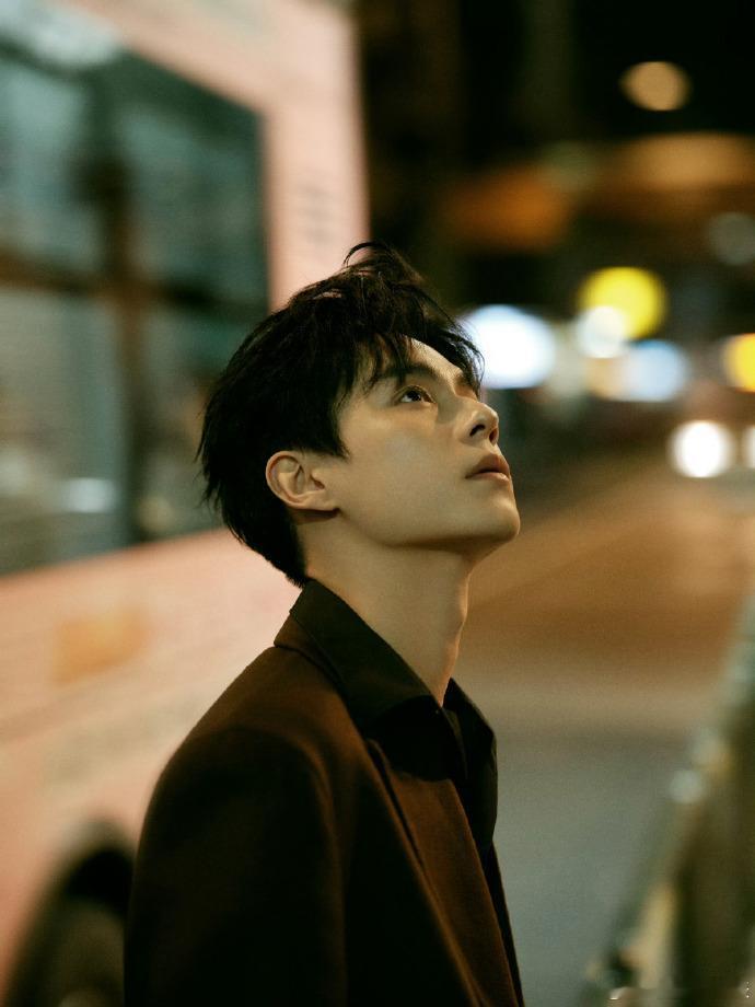 胡一天侧颜没输过 论侧颜抗打我只服胡一天！骨相好就是任性，多少年过去依旧棱角分明