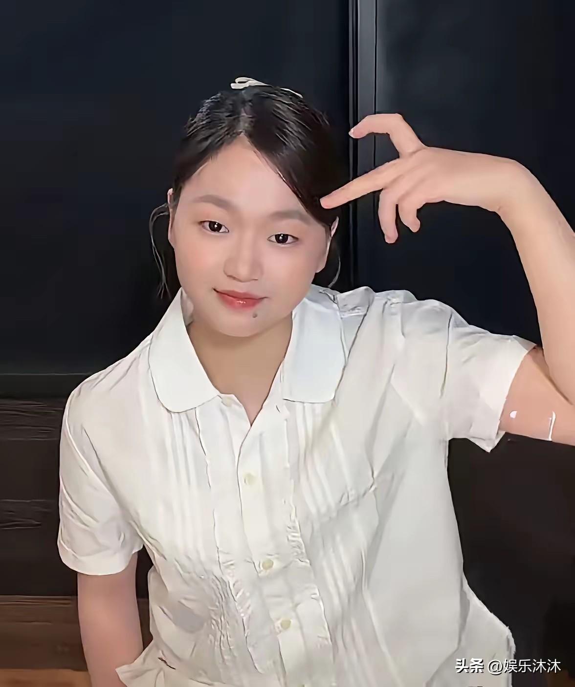 近日全红婵新造型引来不少网友关注，她身穿一件白色翻领短袖衬衫，头发用发夹固定，对