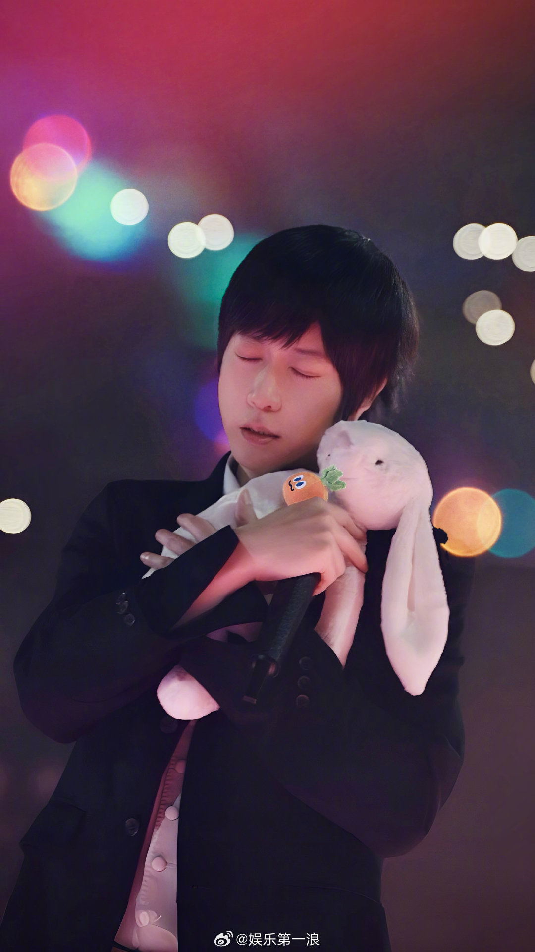 阿信 我的脑袋没摔坏阿信回应补位F3 23日，晒出与F3演唱会现场视频，他感谢，