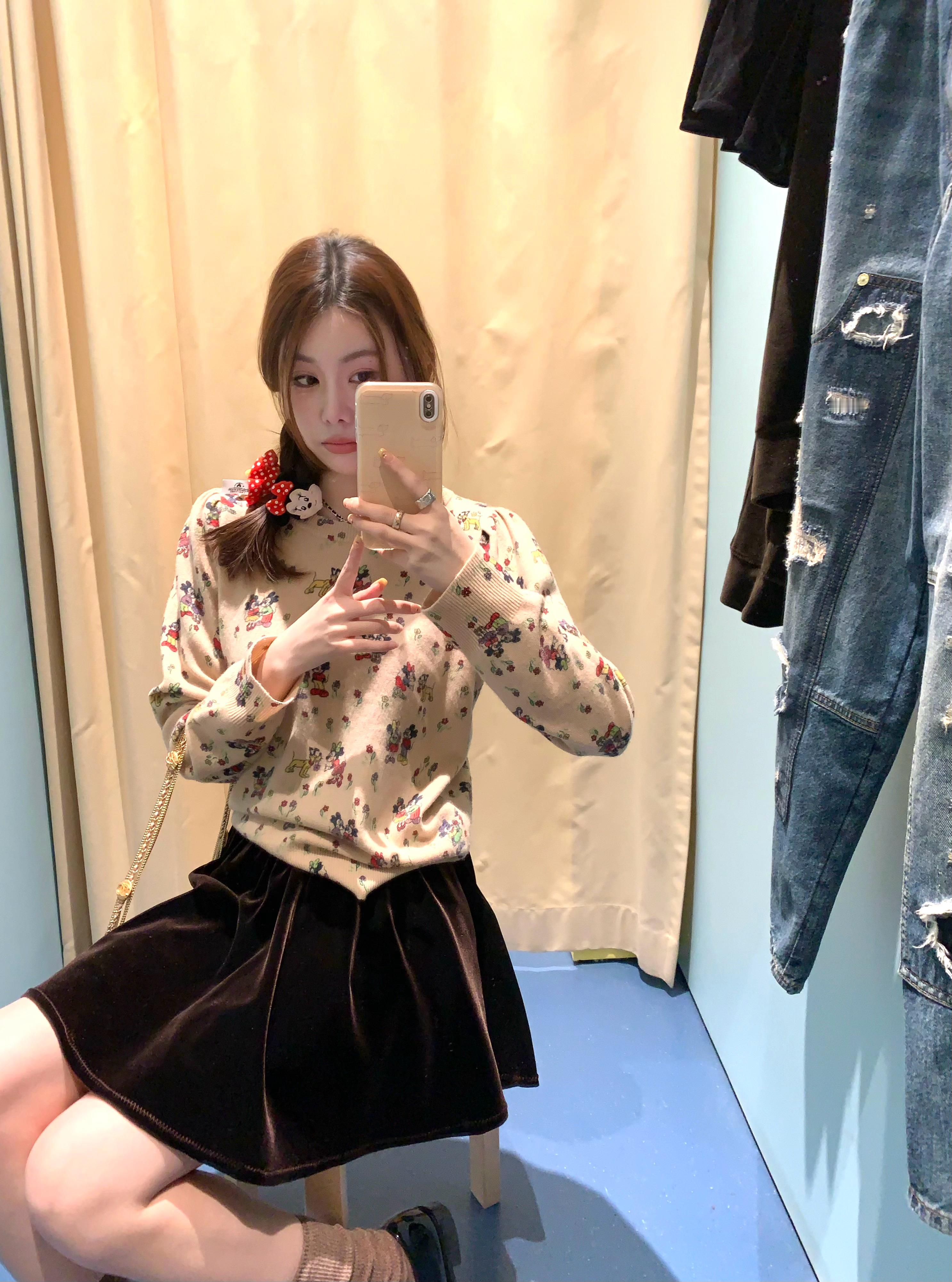 美眉的氛围感米奇米妮毛衣🎀全羊毛嘟 颜色做了三四版 不是普通的印花工艺 中间换