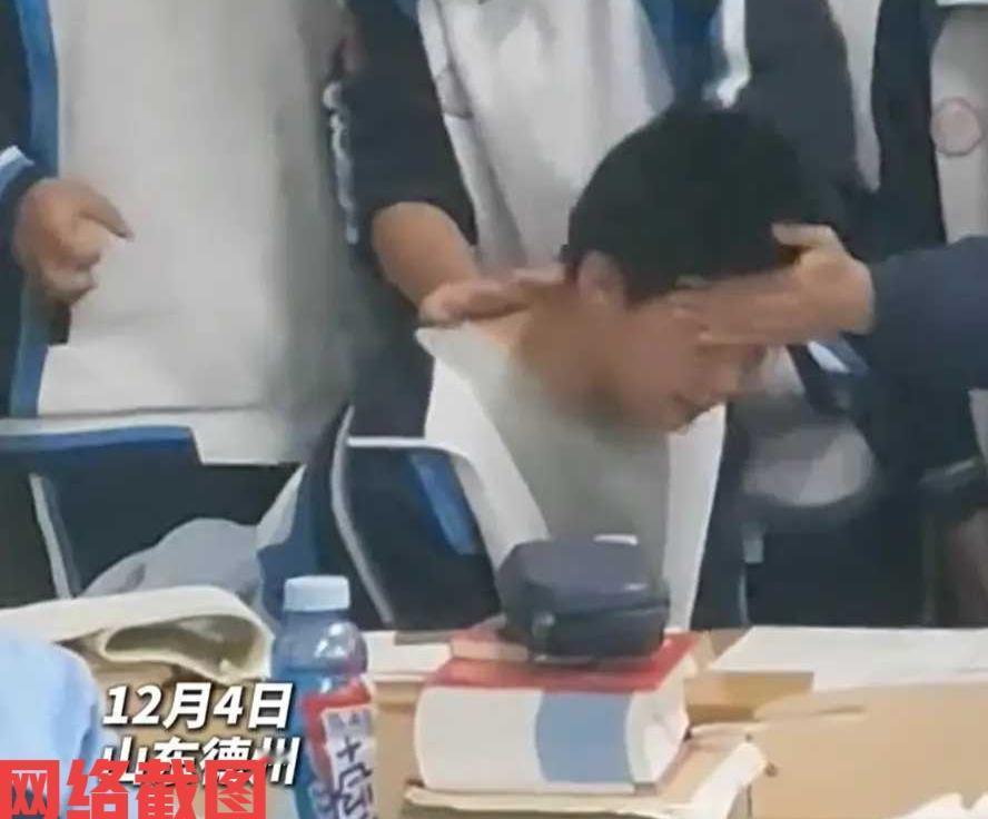 山东德州有名男生上学时发烧脸红了。

老师也是看到学生的身体状态，怕感染到其他同