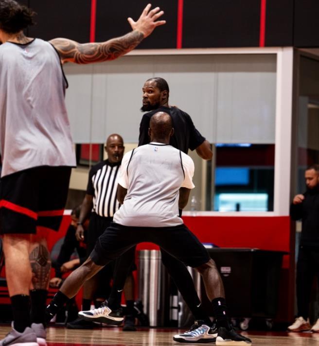 杜兰特今天在火箭大胜尼克斯队的比赛里表现不错。34分钟砍下了27+6+8的数据。