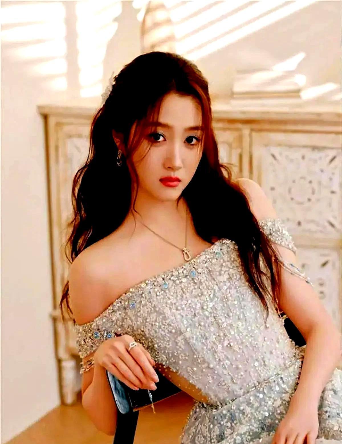 午后的咖啡馆，电视里闪过关晓彤某个新剧的预告，那张曾被唤作“国民闺女”的脸，此刻