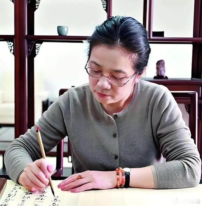因为选不出新的年轻人来，已经年过七旬的孙晓云女士，今天再次当选第九届书协主席。 