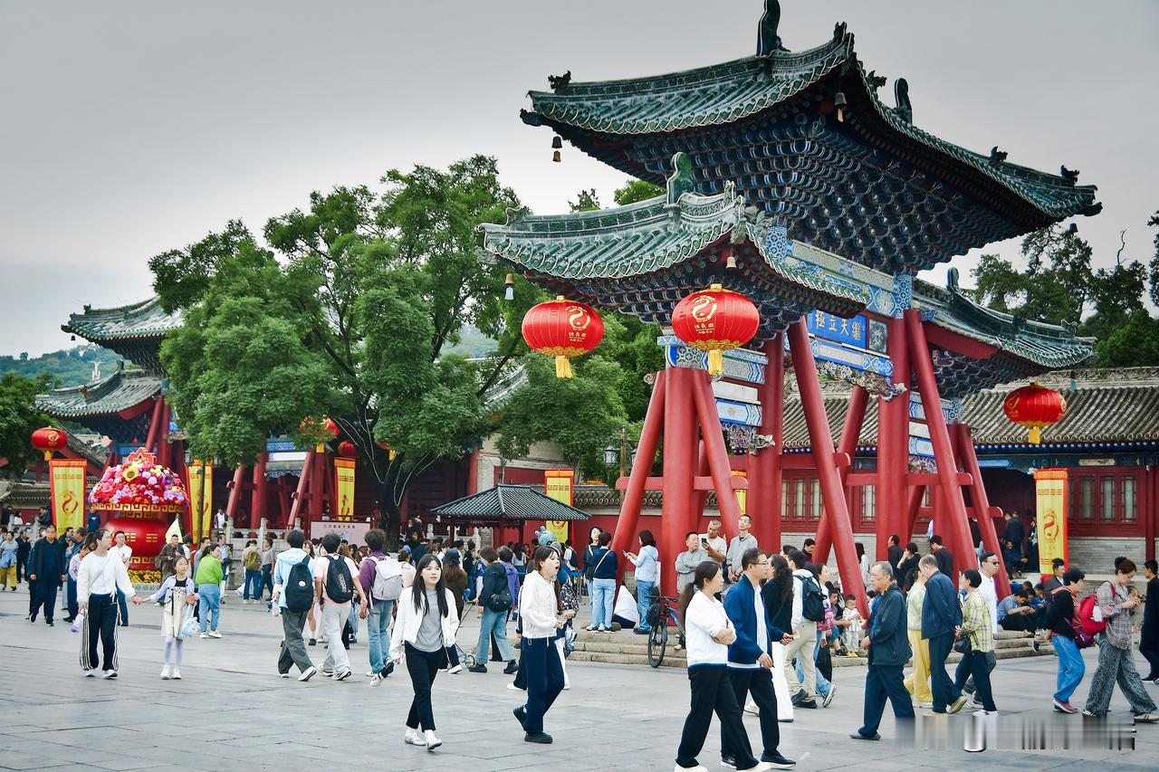 天水已经彻彻底底的从网红变成了长红城市，作为甘肃的东大门，甚至是连兰州的旅游都带