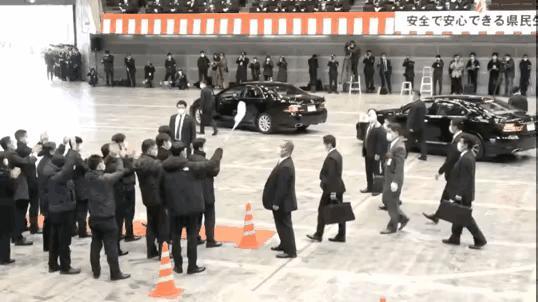 那些保镖的公文包原来是防弹盾牌，虽说他们训练有素，这些能移动的盾牌具体能发挥多大