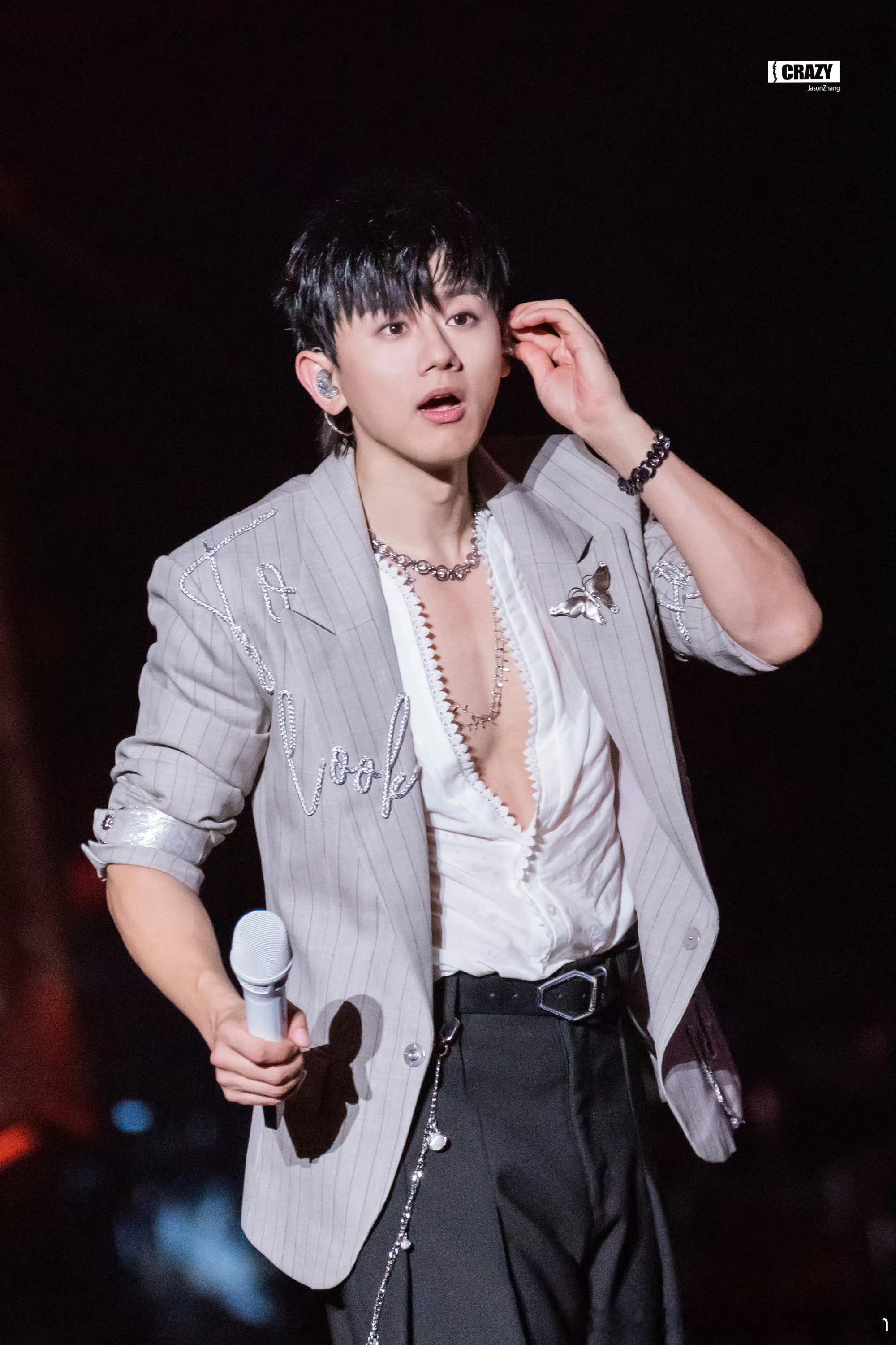 去年的眼妆可真媚衣服穿的也很媚 ​​​