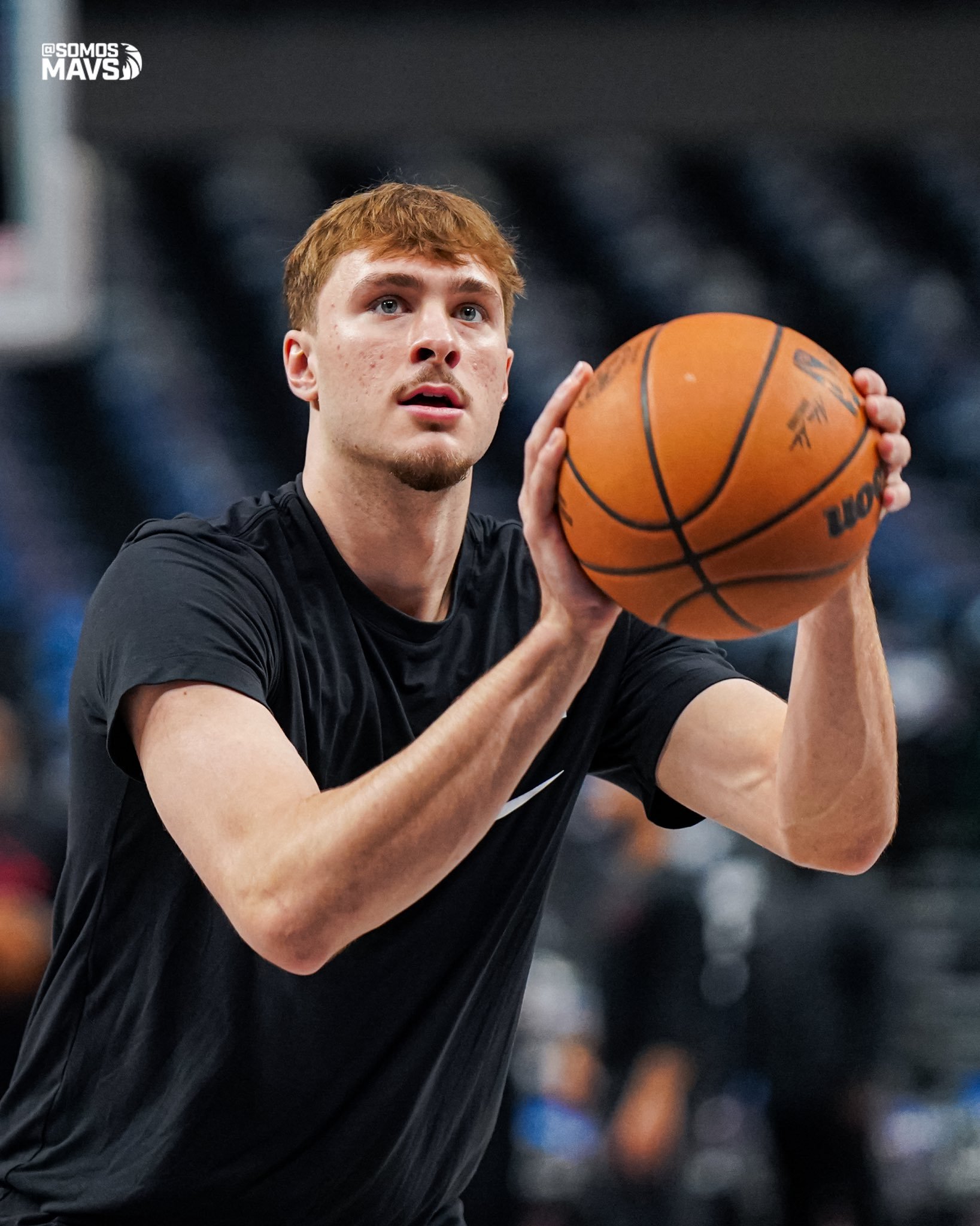 AD 盛赞弗拉格：他无所不能。他身高2米03，能在球场三个区域得分。防守端表现出