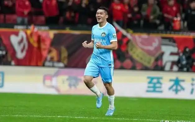 网上吵翻天了是吧？其实这事儿总结起来就一句话：
钟义浩自己确实没越位，坏就坏在他