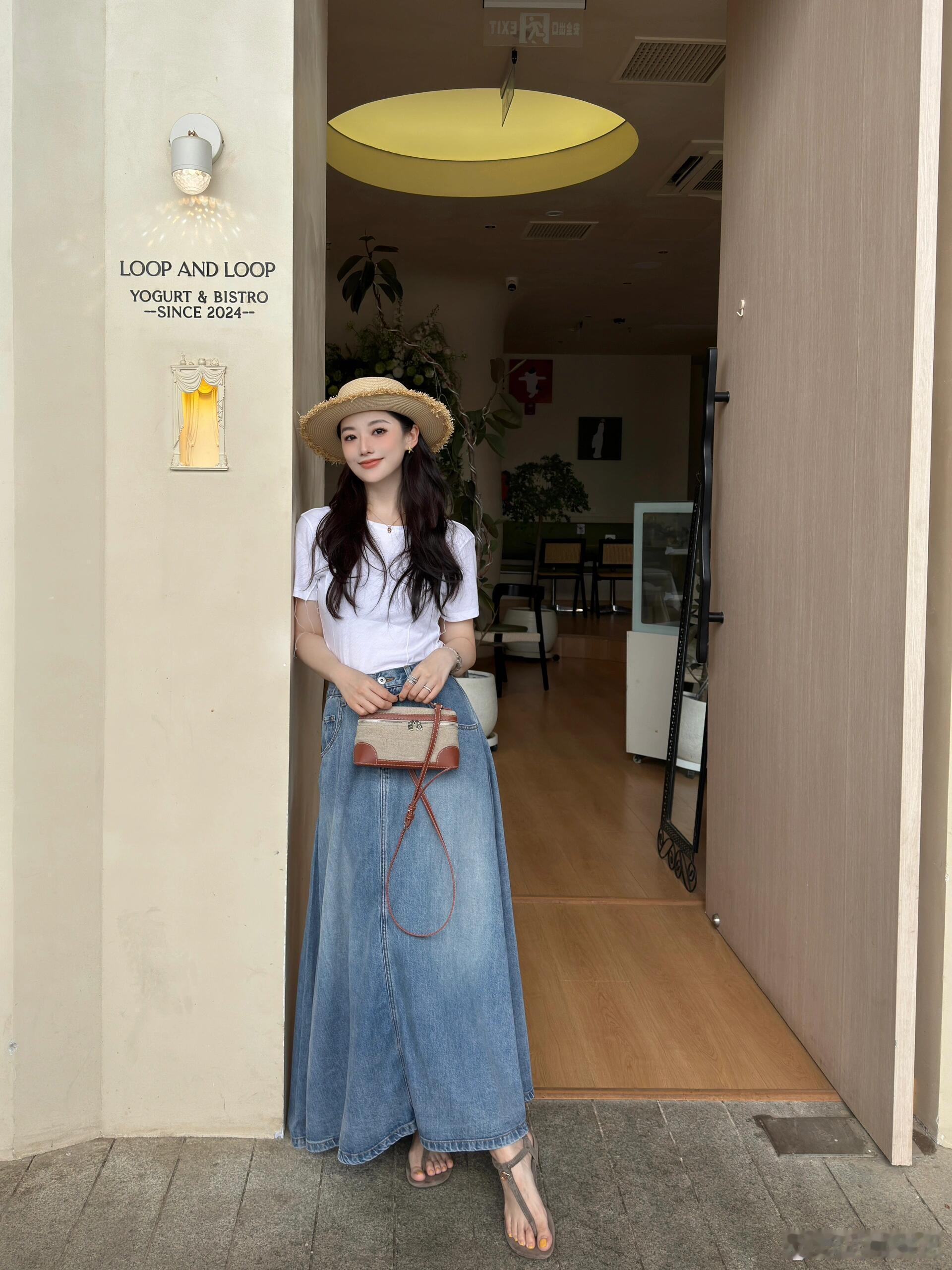 🚪门边随拍，邂逅简约时尚风🚪👧今天和大家分享一套简约又时尚的穿搭，站在店门