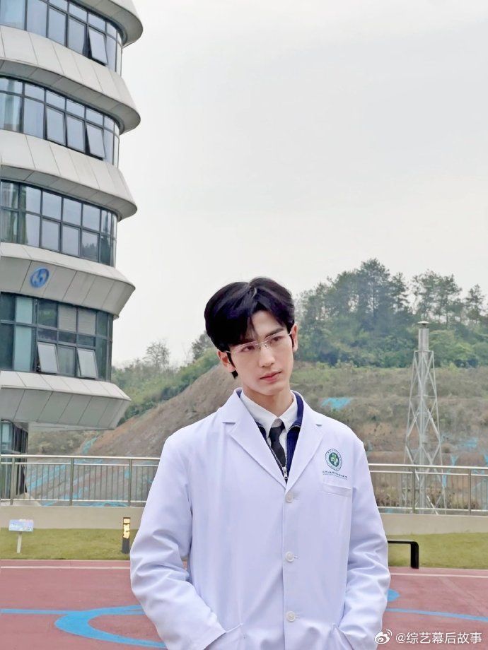 张凌赫 你还挺何苏叶 张凌赫嘴瓢式回复太有梗！粉丝表白被怼“你还挺何苏叶”，绿茶