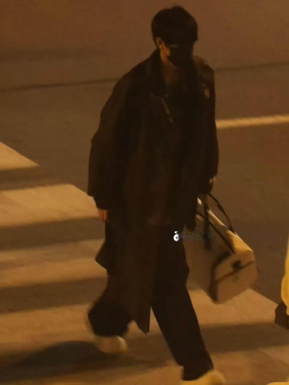张桂源黑色大衣机场look ​​​张桂源这完全是男模身材吧！黑色大衣氛围感拉满了