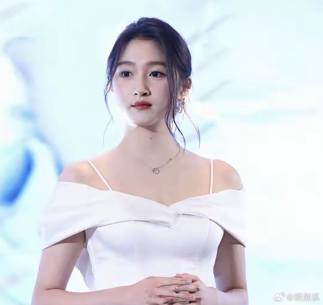 怪不得贾玲和沈腾一直不找关晓彤拍电影呢， 明明几个人在王牌对王牌上关系很好， 却