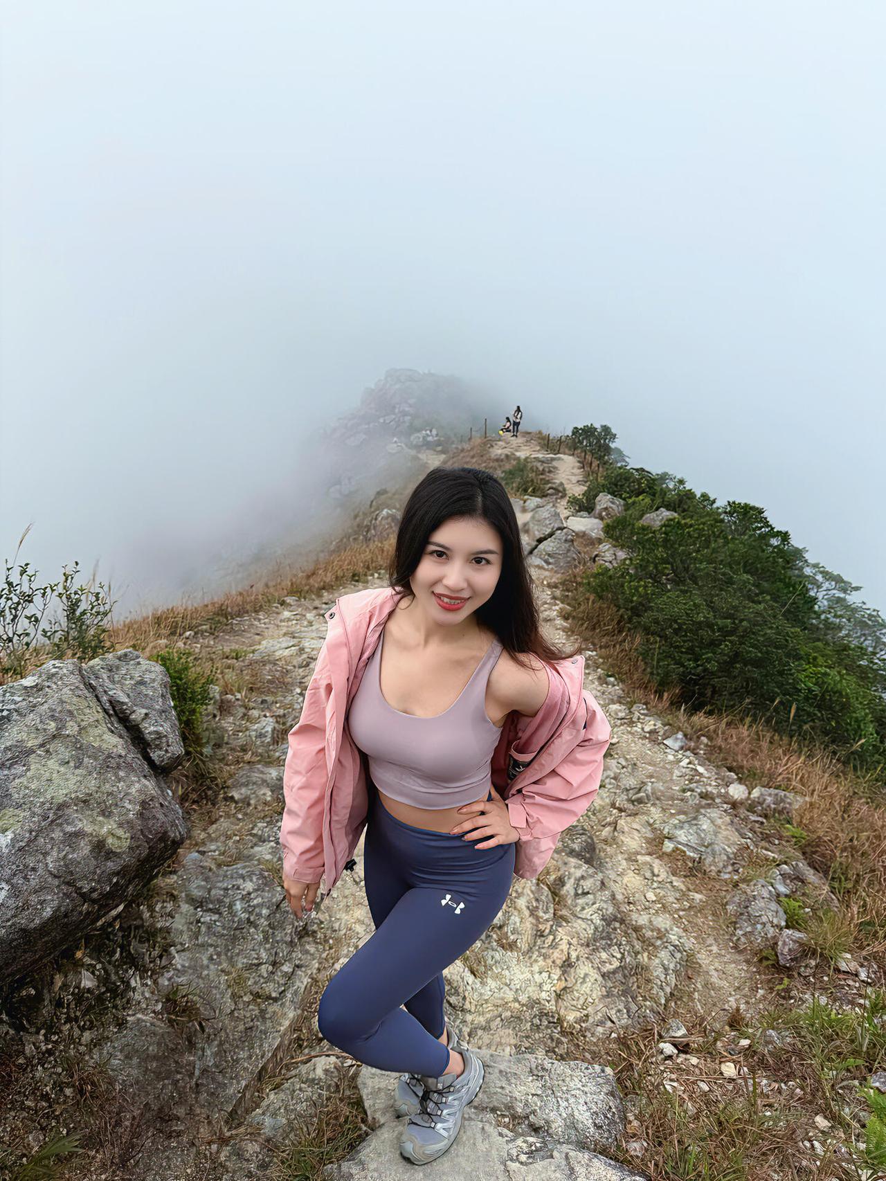 凤凰山行
 
934米的风 漫过石阶的褶皱
粉色外套晃在山野间
像一朵不肯低头的