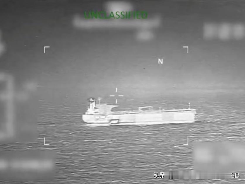 美国在印度洋扣押了伊朗油轮“维罗妮卡三号”。
这艘油轮悬挂巴拿马国旗，装载的石油