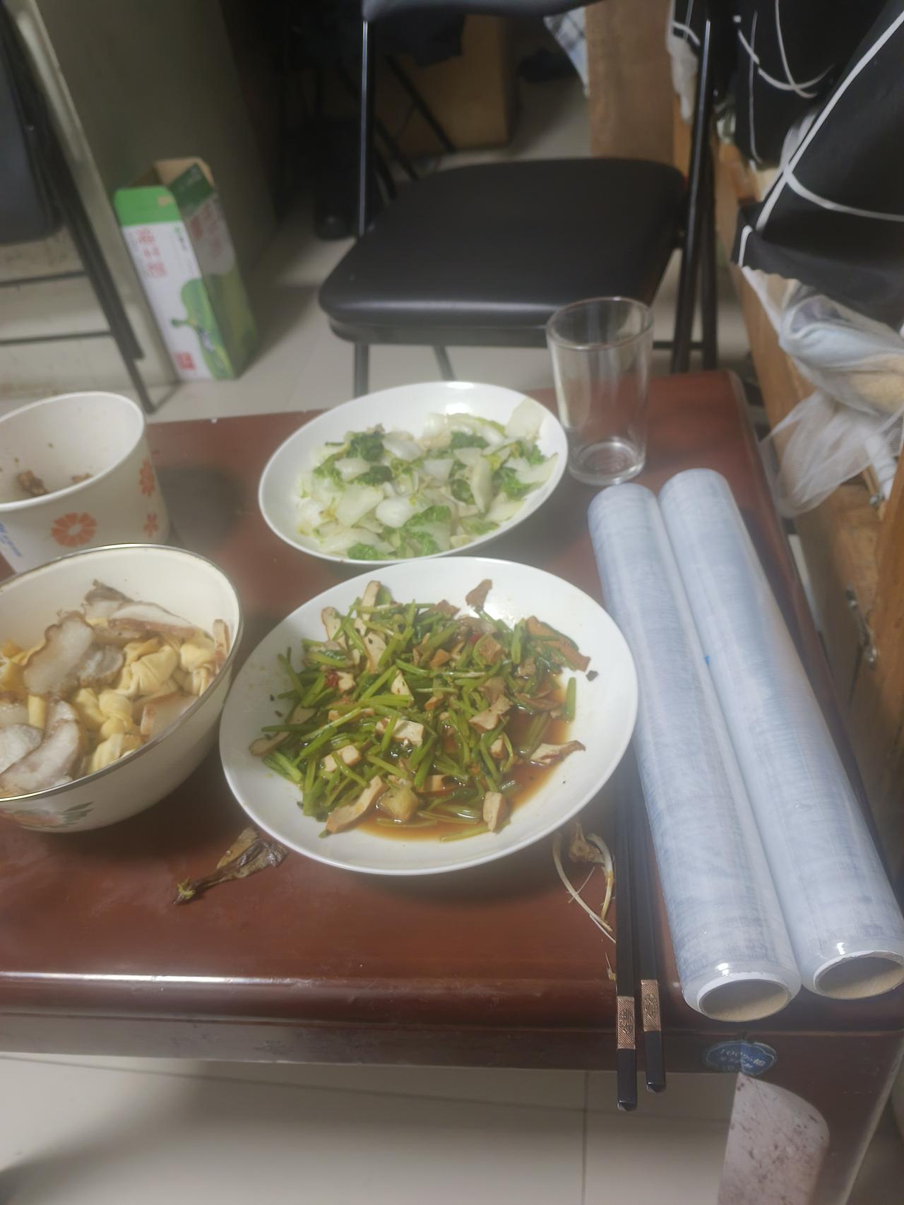 吃饭后才发觉保鲜膜套没有了…网上订告知要26号发货~退单，去实体店买了保鲜膜[大