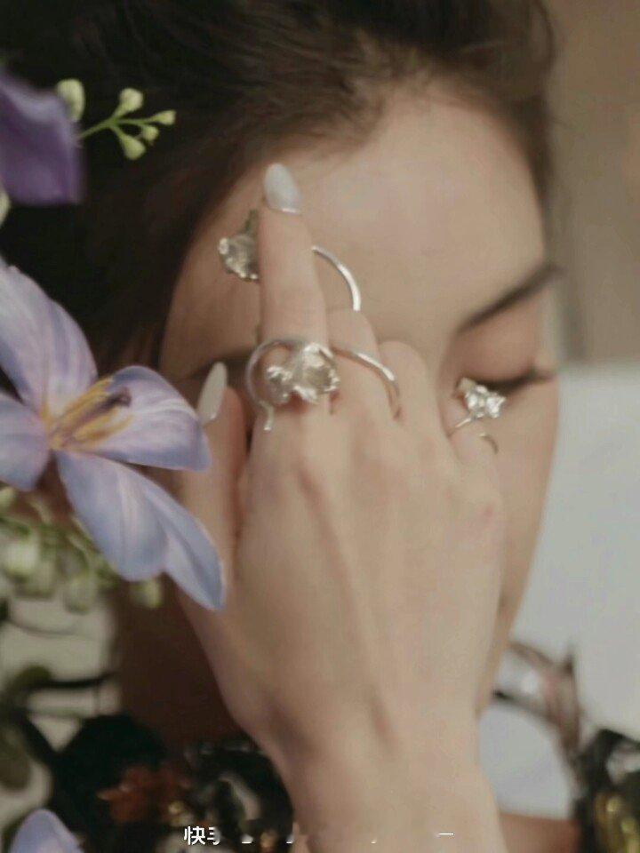 angelababy angelababy 像云追着风，不问所起；像雨贴着地，情