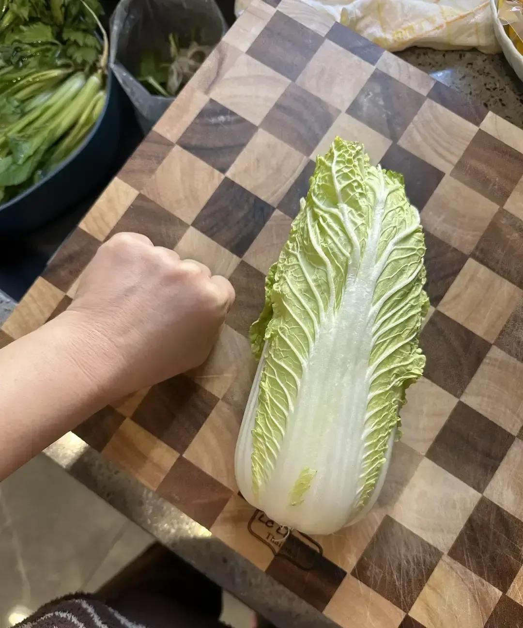 一女的出差前把菜单写明白：大白菜、心里美水萝卜、青椒，结果老公只抱回半棵白菜，剩