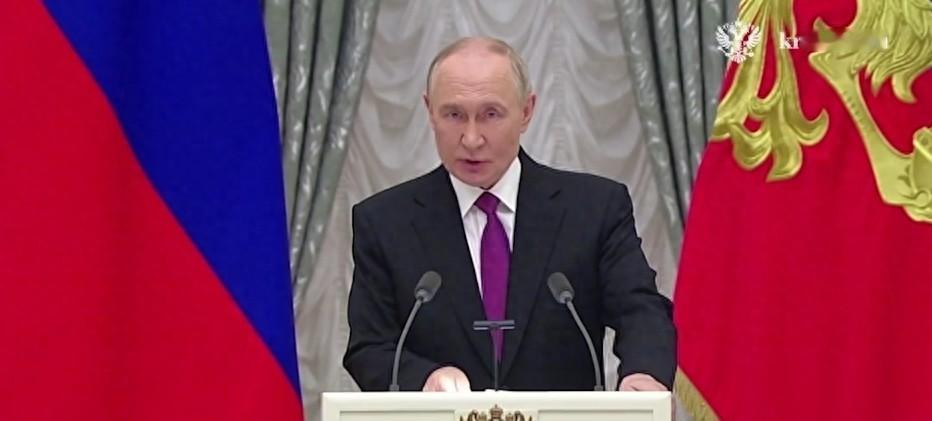 俄罗斯亮出核导弹新武器，乌克兰开武器店换钱，美国武器禁令藏着秘密。
俄罗斯总统普