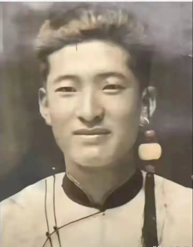 50年代，凉山喜德县彝族首领罗洪木呷年轻时，一张罕见的留影 