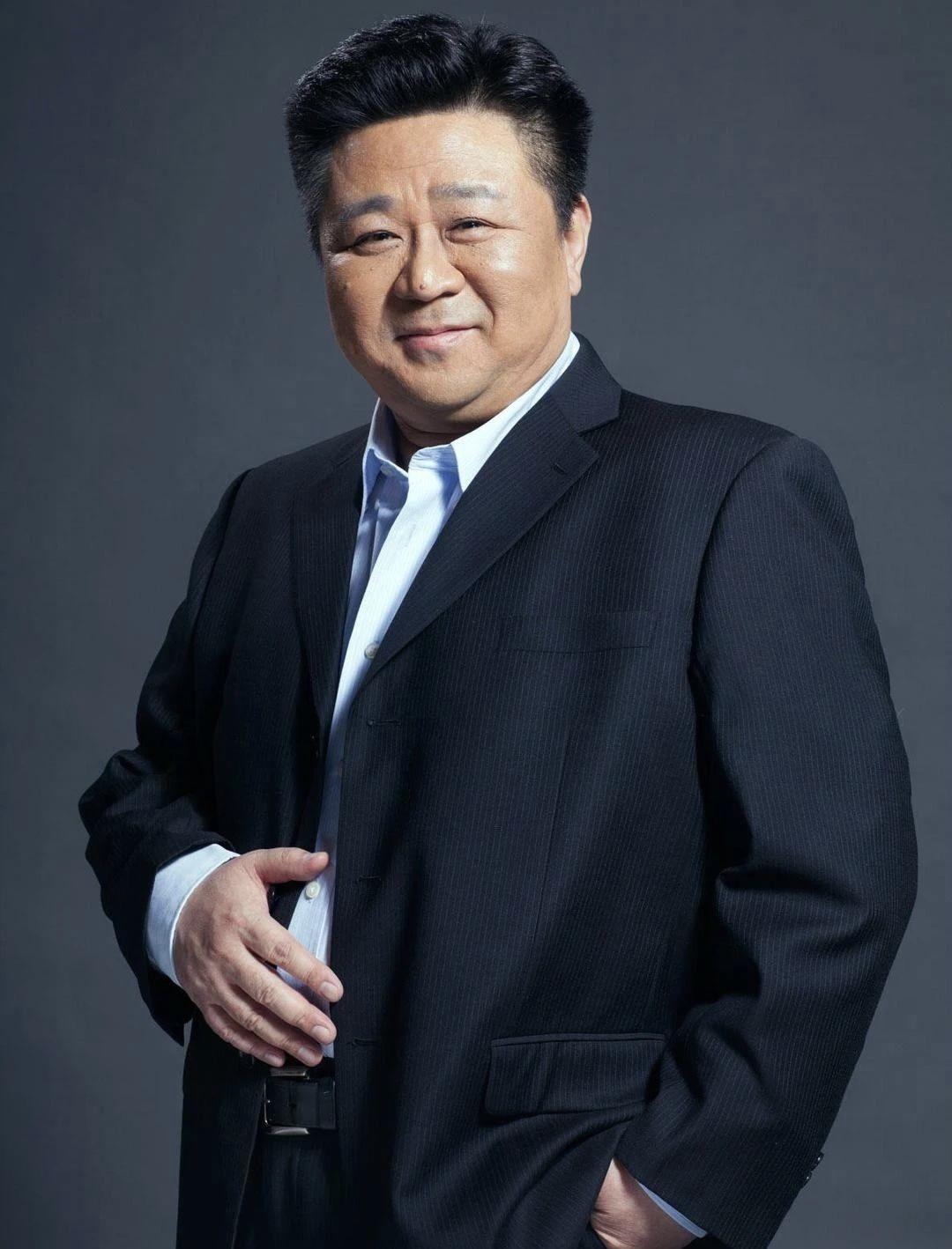 演员，梁冠华，出演贫嘴张大民，有一场哭戏，怎么也弄不好，老母亲记不住人了，把张大