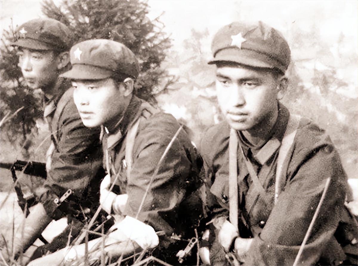 1976年，一名20岁战士刚入伍，就想当驾驶兵，却当了三年炊事兵，在战场上，一摸